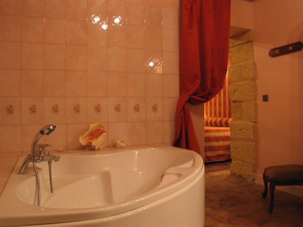 Bize de la Tour Bed & Breakfast Saint-Bonnet-du-Gard Oda fotoğraf